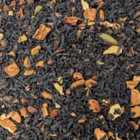 Au coin du Feu BIO : Photo du thé vu de haut. Thé noir à feuilles fines agrémenté de cannelle et de morceaux d'orange