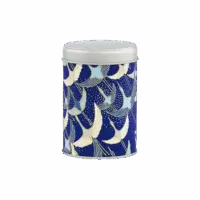 Photo de la petite boîte à thé - Fétuque : papier washi, boîte bleue marine décoré de cygnes en vol blancs et bleus. Boîte ronde, couvercle gris métallisé.