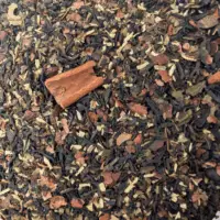 Sombre Noël : Photo du thé vu de haut. Thé pu-ehr à feuilles fines, guayusa, morceaux de cannelle et de noix de coco visibles.