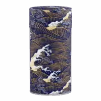 Photo de la grande boîte à thé - Nuphar : papier washi, boîte bleur et dorée décoré de vagues à l'esthétique japonaise. Boîte ronde, couvercle intérieur métallisé.