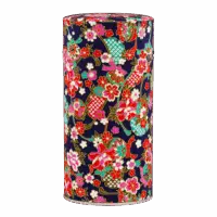 Photo de la grande boîte à thé - calycanthus : papier washi, boîte bleu marine décoré de fleurs de cerisiers et pivoines dans les tons rouges et roses. Boîte ronde, couvercle gris métallisé.