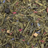 Photo du thé vert Amaretti vu de gaut. Feuilles vertes et longues agrémenté de myrtille, pétales de fleurs et de morceaux de caramel.