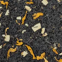 Photo du thé noir coco câlin vu de haut. Petites feuilles bien noires, morceaux de coco et pétales de fleurs.