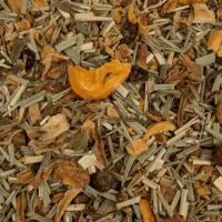 Photo de la tisane Jardin sacré vue de haut. Toutes les plantes (tulsi, feuilles de mûrier, buch, hibiscus blanc...) et les fruits rouges sont visibles.