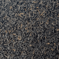 Keemun Black Snail - Photo du thé noir de Chine vu de haut. Feuille très petites et fines, bien noires et torsadées comme la carapace d'un escalade. Quelques feuilles dorées (bourgeons)