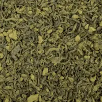 Photo du thé Milky Matcha vu de haut : Thé vert à petites , riz grillé et morceaux de yaourt, le tout recouvert de poudre de thé vert matcha.