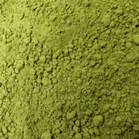Photo du matcha cérémonial vu de haut. Poudre fine et bien verte.