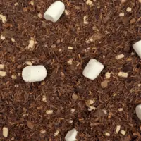 Photo du Chasse aux trésors vu de haut. Rooibos, morceaux de noisettes et chamallows très appétissants :