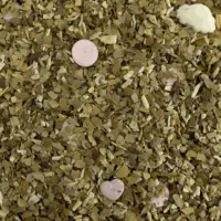 Photo du maté vanille tonka vu de haut. Petites feuilles bien vertes parsemées de petits coeurs et confettis en sucre.