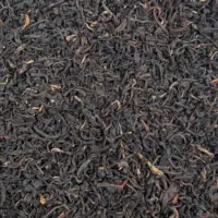 Photo du thé noir Mozambique Monte Metilile BIO. Les feuilles sont fines, petites et légèrement torsadées d'un beau noir profond parsemé de quelques bourgeons dorés.