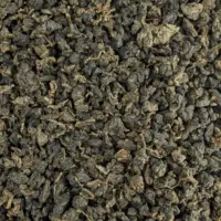 Oolong Halimun Jade BIO vu de haut. Les feuilles, très longues, sont roulées. Elles sont d'un vert assez profond.