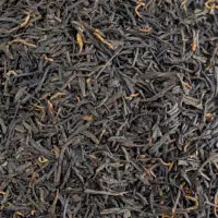 Photo du thé noir Panyong Nid doré BIO. Les feuilles sont fines, longues et légèrement torsadées d'un noir profond parsemé de quelques bourgeons bien dorés.