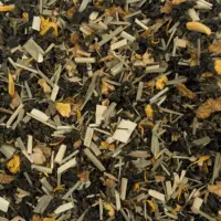 Photo du thé bleu Eclipse Dorée. Thé roulé en petites billes parsemé de citronnelle, morceaux de pêche et d'abricot et décoré de fleurs de soucis.