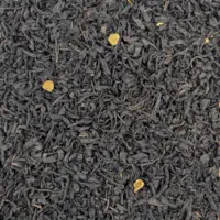 Photo du Goût russe des steppes vu de haut. Petites feuilles de thé noir et quelques écorces d'agrumes.