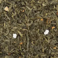 Photo du thé vert Ichigo Suguri. Feuilles assez longues, grains de riz soufflés (du genmaicha), morceaux de fraise et de groseille.