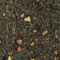 Photo du thé vert Keza Rwanda BIO vu de haut. Le thé est en petites feuilles assez foncée. Parsemé d'écorces de citron et de morceaux de fraise.