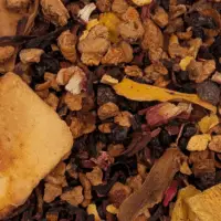 Vue de haut de l'infusion Groseille Pays révélant ses calices d'hibiscus rouge profond et ses dés de mangue et papaye lyophilisés