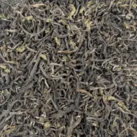 Vue de haut du thé noir du Népal Fikkal First Flush 2026 révélant ses feuilles entières légèrement oxydées et bourgeons argentés