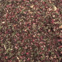 Vue de haut de l'infusion Rouge Menthe montrant ses fleurs d'hibiscus séchées écarlates et ses feuilles de menthe