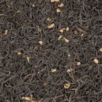 Vue de haut du thé noir Ginger Grey montrant les feuilles de thé noir, les morceaux de gingembre et les grains de poivre
