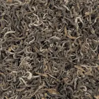 Vue de haut du thé noir bio du Népal Mist Valley First Flush 2026 révélant ses magnifiques feuilles torsadées et ses bourgeons de printemps