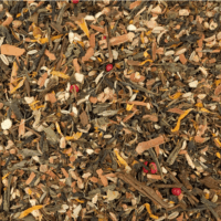 Vue de haut du thé Chai Vert montrant les feuilles de thés verts, le Hojicha grillé, les bâtons de cannelle, cardamome, clous de girofle et baies roses